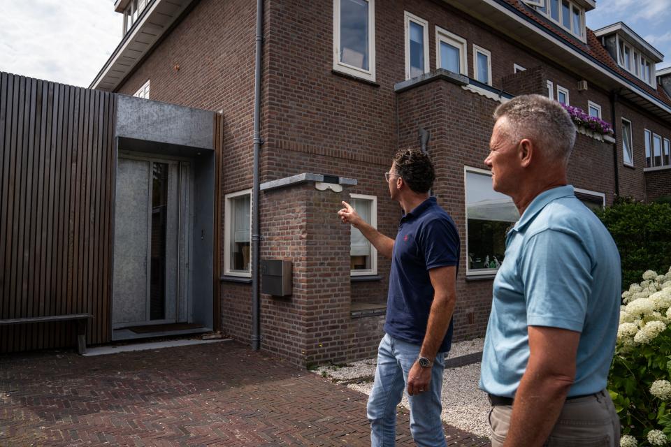 Twee mensen bij voordeur